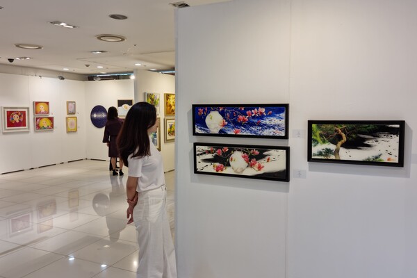 한 소비자가 롯데마트 송파점 2층 특별 전시장에서 미술 작품을 감상하고 있다. ⓒ롯데마트