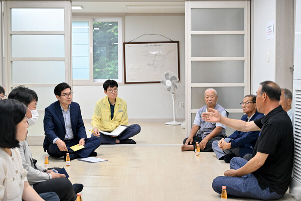 김광열 영덕군수가 마을 주민들의 목소리를 경청하고 있다. 사진/영덕군