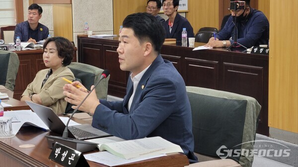 4일 청도군 임시회에서 박성곤(국민의힘)의원은 대구신용보증재단의 신임 이사장으로 박진우 청도공영사업공사 사장이 내정된 것으로 알려진 가운데 그의 과거 이력에 대한 우려와 공영공사의 각종 비리를 맹폭했다.사진/김진성 기자