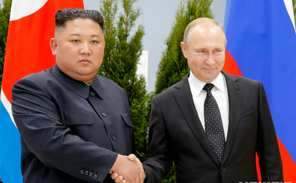 김정은(왼쪽) 북한 국무위원장이 2019년 4월 25일 러시아 블라디보스토크에서 블라디미르 푸틴 러시아 대통령을 만나 악수하는 모습. (사진 / 뉴시스 )