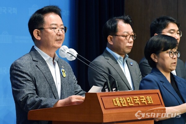 6일 더민주전국혁신회의가 기자회견을 하고 있다.(2)