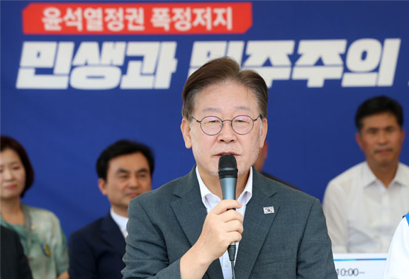 이재명 더불어민주당 대표가 지난 6일 서울 여의도 국회 본청 앞 단식농성 천막에서 마이크를 들고 발언하고 있다. 사진 / ⓒ뉴시스