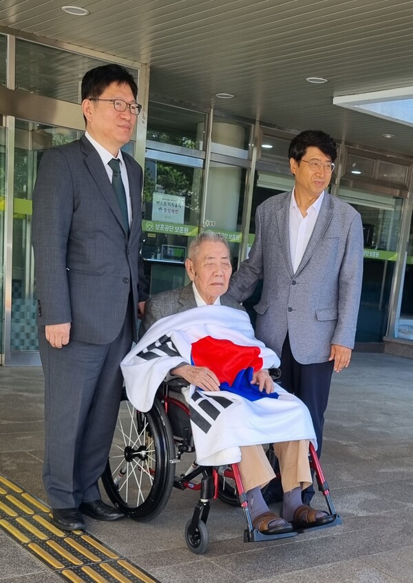 7일 국가보훈부는 오성규 애국지사(사진 가운데)에게  문화·정서 활동 지원금 1천만 원을 전달했다. 사진 왼쪽은 오진영 보훈정책실장, 오른쪽은 신민식 자생의료재단 사회공헌위원장. (사진 / 자생의료재단 제공)