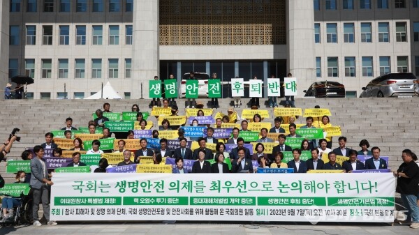 7일 참사 피해자 및 생명 의제 단체, 국회 생명안전포럼 및 안전사회를 위해 활동해 온 국회의원들이 기자회견을 하고 있다.(1) [사진 / 오훈 기자]