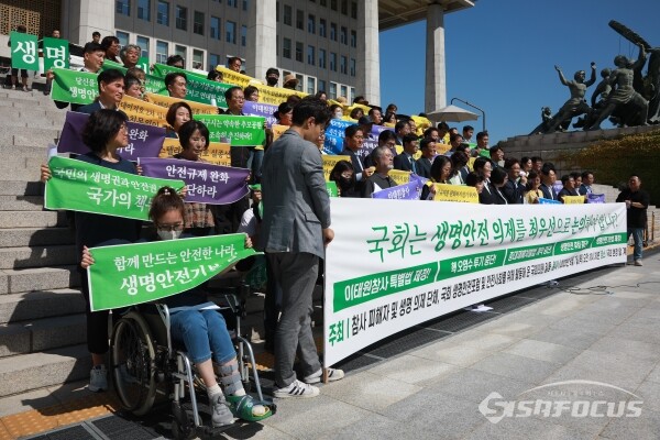 7일 참사 피해자 및 생명 의제 단체, 국회 생명안전포럼 및 안전사회를 위해 활동해 온 국회의원들이 기자회견을 하고 있다.(2) [사진 / 오훈 기자]