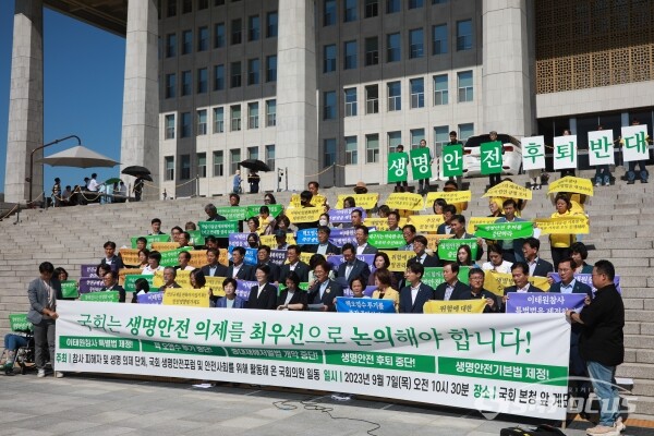 7일 참사 피해자 및 생명 의제 단체, 국회 생명안전포럼 및 안전사회를 위해 활동해 온 국회의원들이 기자회견을 하고 있다.(3) [사진 / 오훈 기자]