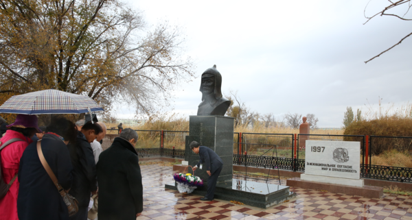 2017년 10월, 기자가 카자흐스탄 크즐오르다 홍범도 장군 묘역을 참배했다. (사진작가 김정환 제공)