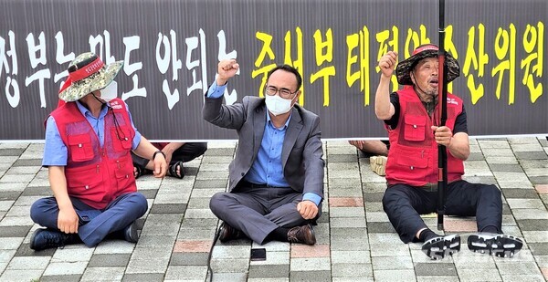 지난해 7월 19일 황재철 경북도의원(중앙)이 영덕군정치망협회 회원들과 함께 버려지는 참치에 대한 정부의 대책을 촉구하고 있다. 사진/김영삼 기자