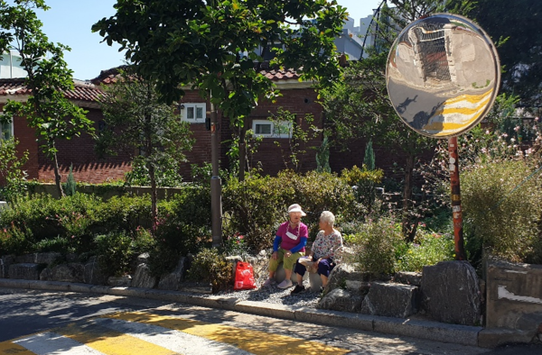 서울 중구가 지난 7일 관내 4개동 6개소에 ‘쉼표(,)의자를 설치’해 어르신들이 오르막길에 잠시 쉬어갈 수 있는 공간을 마련했다. (중구청 제공)