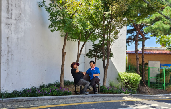 서울 중구가 지난 7일 관내 4개동 6개소에 ‘쉼표(,)의자를 설치’해 어르신들이 오르막길에 잠시 쉬어갈 수 있는 공간을 마련했다. (중구청 제공)