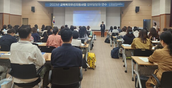 12일 유진선 교육복지과장이 교육복지우선지원사업 담당자 연수에서 “도움이 필요한 학생들이 소외되지 않도록 모두의 관심과 적극적인 참여가 무엇보다 중요하다”고 강조하고 있다. 사진/경북교육청