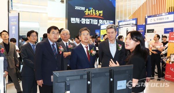 벤처, 창업기업의 제품 전시장을 둘러보고 있는 모습(사진 앞줄 좌측부터 주낙영 경주시장, 안효대 울산경제부시장, 이강덕 포항시장). 사진/박로준 기자