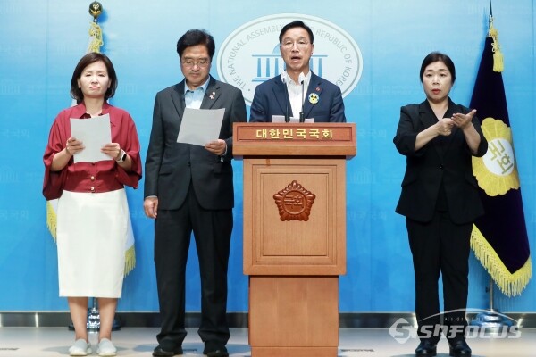 12일 위성곤 의원, 우원식 의원, 이수진 의원, 양이원영 의원이 기자회견을 하고 있다.(2) [사진 / 오훈 기자]