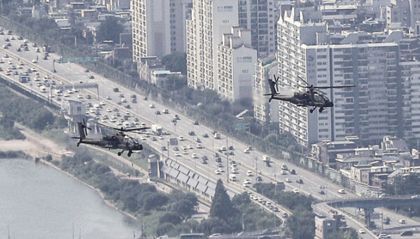 육군 아파치 공격헬기가 지난 1일 오후 서울 상공에서 건군 제75주년 국군의 날 축하비행 예행 연습을 하고 있다 / ⓒ뉴시스DB