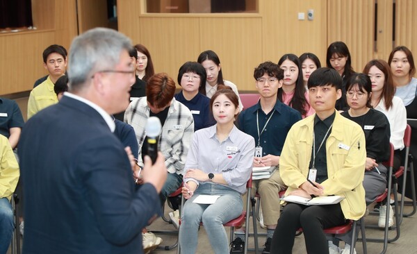 13일 김학동 예천군수가 군청 5층 대강당에서 새내기 주무관과 소통 시간을 가지고 있다. 사진/예천군