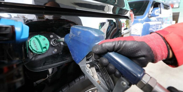 한 주유소에서 관계자가 요소수를 경유차량에 넣고 있다 / ⓒ뉴시스DB