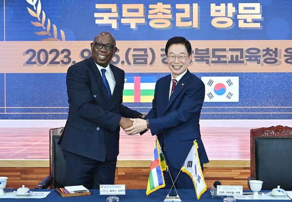 15일 임종식 경북교육감 중앙아프리카공화국 간 정보화 장비 지원 논의를 위해 경북교육청을 예방한 페릭스 모루아(Felix MOLOUA) 국무총리를 맞이하고 있다. 사진/경북교육청