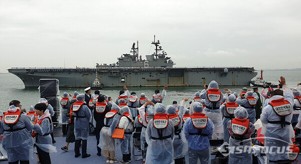 제73주년 인천상륙작전 전승행사가 15일 오전 인천항 수로 팔미도 인근 해상에서 열린 가운데 해군 함정들이 해상사열을 하고 있다.   사진/강종민 기자