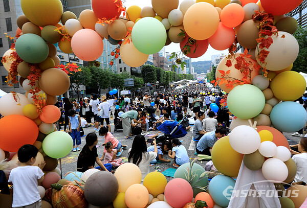 16일 오후 서울 서초구 반포대로 일대에서 열린 '2023 서리풀 페스티벌'에 많은 시민이 참여하여 축제를 즐기는 모습. 사진/강종민 기자