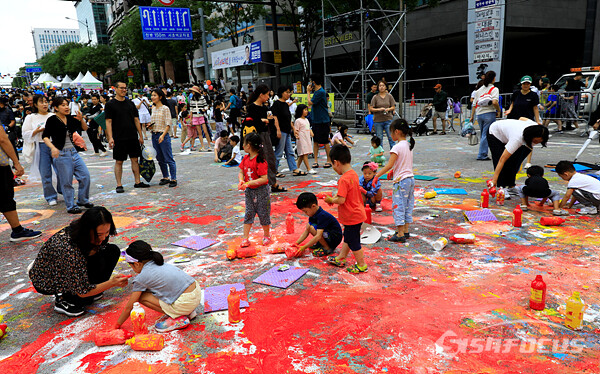 16일 오후 서울 서초구 반포대로 일대에서 열린 '2023 서리풀 페스티벌'에 참가한 어린이들이 반포대로를 도화지 삼아 물감으로 색칠하며 그림을 그리며 즐거워하는 모습. 사진/강종민 기자
