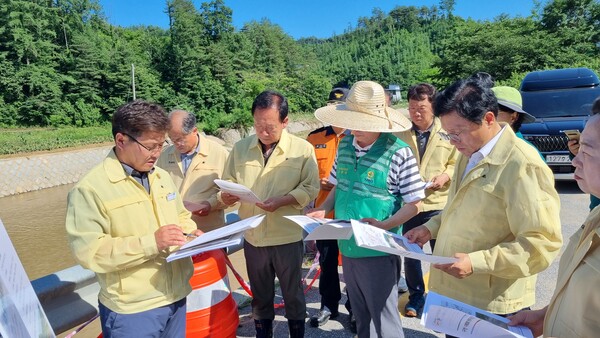 박현국 군수(앞줄 왼쪽부터 두번째)가 박형수 국회의원(네번째), 이철우 경북도지사(세번째)와 함께 수해 응급 복구 현장을 찾아 신속한 복구 대책을 세우고 있다. 사진/봉화군