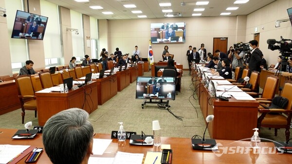민주당 의원들이 대거 불참해 자리가 비어 있는 18일 국회 법제사법위원회 전체회의 모습. 사진 / 김경민 기자