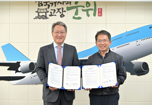 19일 김진열 군수(오른쪽)와 최재영 영진전문대학교 총장이 군위군청 제1회의실에서 ‘상호교류 협력을 위한 업무협력 협약'을 체결하고 있다. 사진/군위군