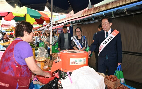 21일 임종식 경북교육감 경산공설시장에서 추석을 맞아 장을 보고 있다. 사진/경북교육청