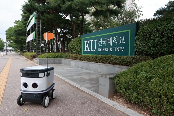 교촌이 로봇 배달 시범서비스를 시작한다. 뉴로메카 협동로봇, 파블로항공 드론 배송에 이은 로봇 서비스 시범운영 3탄째다. ⓒ교촌