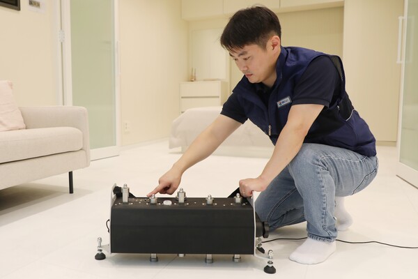 ﻿GS건설 관계자가 경기도 용인 소재 GS건설 용인기술연구소에서 태핑 머신(Tapping Machine)을 이용해 경량 바닥충격음을 측정하고 있다.  ⓒGS건설