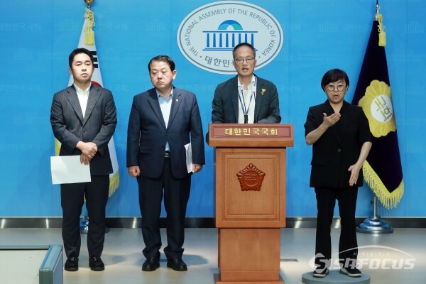22일 박주민 의원, 김병주 의원이 기자회견을 하고 있다.(1) [사진 / 오훈 기자]