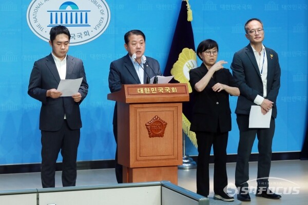 22일 박주민 의원, 김병주 의원이 기자회견을 하고 있다.(2) [사진 / 오훈 기자]