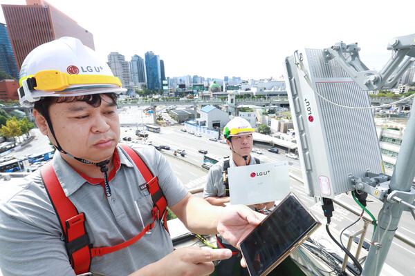 LG유플러스 직원들이 서울역 인근에 있는 통신 기지국의 사전 품질 점검을 진행하고 있는 모습. ⓒLG유플러스