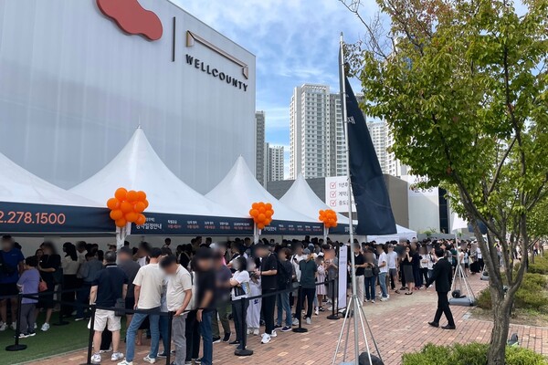 지난 22일 개관한 e-편한세상 검단 웰카운티 주택 전시관에 인산인해를 이룬 모습. ⓒDL이앤씨