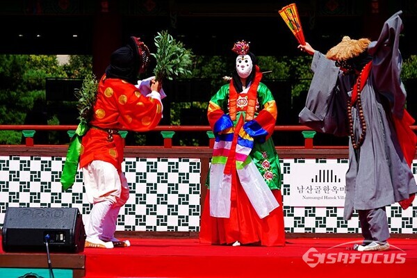23일 남산골 한옥마을에서 열린 서울예술대학교 민속연구회 회원들의 봉산탈춤 장면.  사진/ 유우상 기자