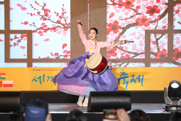 성동구가 주최한 지난 2019년 세계 민속춤 축제에서 한국팀이 공연을 펼치는 모습. (사진 / 성동구청)