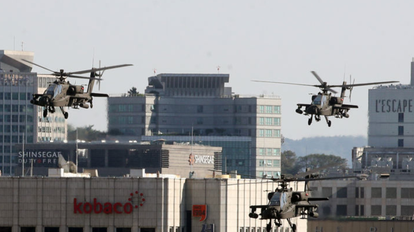 지난 22일 오후 육군 AH-64E 아파치 공격헬기가 서울 종로구 세종대로 일대 상공에서 건군 제75주년 국군의 날 기념 축하비행 예행연습을 하고 있는 모습. (사진 / 뉴시스)