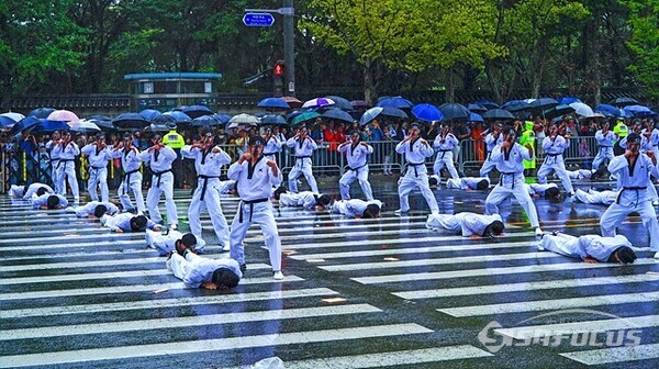 26일 국군의 날 시가행진 시작 전 국군태권도 부대원들이 덕수궁 앞에서 태권도 시범을 보여주고 있다.      사진/유우상 기자