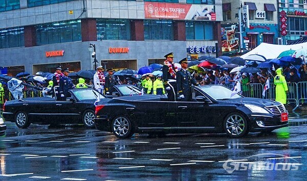 제병지휘관 박안수 중장이 국군의 날 시가행진을 선도하고  있다. 사진/유우상 기자
