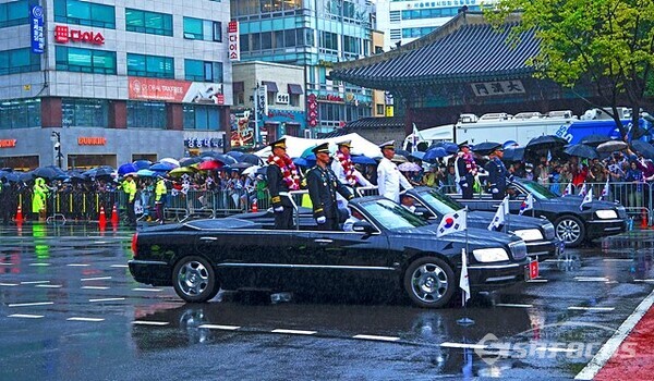 제병지휘관 박안수 중장이 국군의 날 시가행진을 선도하고  있다. 사진/유우상 기자
