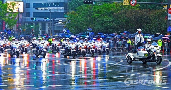 26일 국군의 날 시가행진은 군사경찰의 오토바이 기동대가 시동 걸며 출발하였다. 사진/유우상 기자