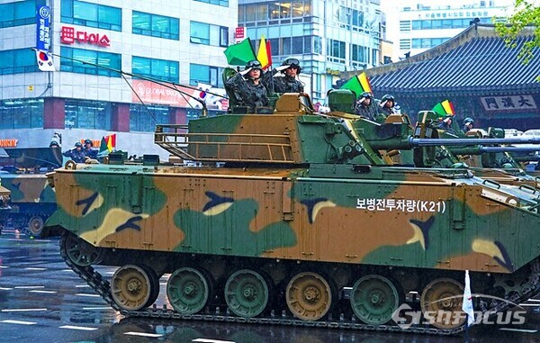 보병전투차량(K21) 탑승 병사가 거수경례로 국민사열을 하고 있다.  사진/유우상 기자
