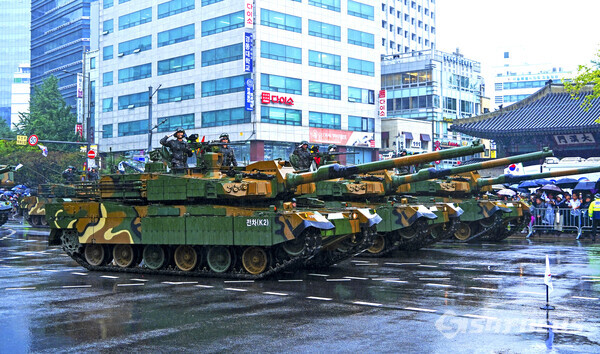 한국형 전차 K2가 위용을 자랑하며 국민에게 인사하고 있다. 사진/유우상 기자