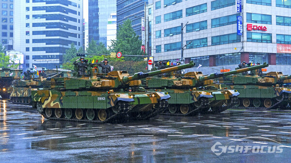 한국형 전차  K2가 위용을 자랑하며 국민에게 인사하고 있다. 사진/유우상 기자