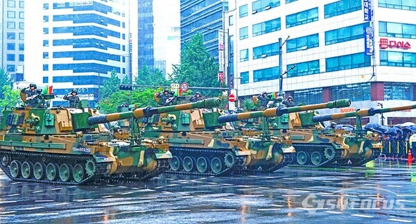 155mm 자주포 (천둥) 탑승장병이 거수경례로 국민사열하고 있다.  사진/유우상 기자