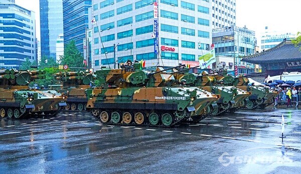 30mm 복합대공화기 탑승장병이 거수경례로 국민사열하고 있다.  사진/유우상 기자