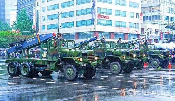 다양한 미사일을 탑재한 차량에서  공군 병사가 거수경례를 하고 있다.     사진/유우상 기자