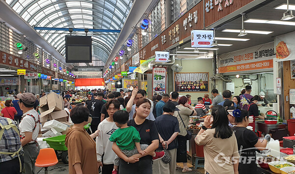 민족 최대 명절인 추석을 맞아 28일, 전주 중앙시장에는 제수용품을 구매하려는 시민들로 북적인다. 사진/강종민 기자