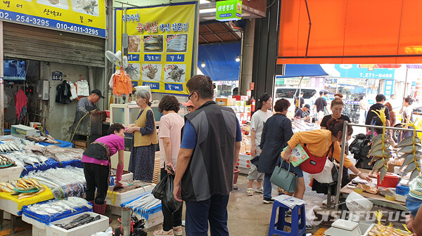 민족 최대 명절인 추석을 맞아 28일, 전주 중앙시장 생선가게 앞에 제수용품을 구매하려는 시민들로 북적이는 모습. 사진/강종민