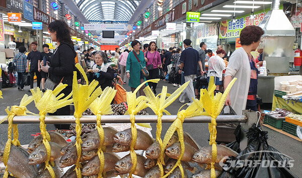 민족 최대 명절인 추석을 맞아 28일, 전주 중앙시장에는 제수용품을 구매하려는 시민들로 활기가 넘치는 모습이다. 사진/강종민 기자